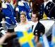 Samedi 19 juin 2010, la princesse héritière Victoria de Suède et le roturier Daniel Westling se sont mariés. Après une cérémonie émouvante en la cathédrale Storkyrkan, à Stockholm, leur cortège a traversé la ville jusqu'au palais royal.
