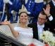 Samedi 19 juin 2010, la princesse héritière Victoria de Suède et le roturier Daniel Westling se sont mariés. Après une cérémonie émouvante en la cathédrale Storkyrkan, à Stockholm, leur cortège a traversé la ville jusqu'au palais royal.