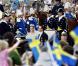 Samedi 19 juin 2010, la princesse héritière Victoria de Suède et le roturier Daniel Westling se sont mariés. Après une cérémonie émouvante en la cathédrale Storkyrkan, à Stockholm, leur cortège a traversé la ville jusqu'au palais royal.