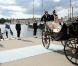 Samedi 19 juin 2010, la princesse héritière Victoria de Suède et le roturier Daniel Westling se sont mariés. Après une cérémonie émouvante en la cathédrale Storkyrkan, à Stockholm, leur cortège a traversé la ville jusqu'au palais royal.