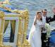 Samedi 19 juin 2010, la princesse héritière Victoria de Suède et le roturier Daniel Westling se sont mariés. Après une cérémonie émouvante en la cathédrale Storkyrkan, à Stockholm, leur cortège a traversé la ville jusqu'au palais royal.