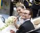 Samedi 19 juin 2010, la princesse héritière Victoria de Suède et le roturier Daniel Westling se sont mariés. Après une cérémonie émouvante en la cathédrale Storkyrkan, à Stockholm, leur cortège a traversé la ville jusqu'au palais royal.