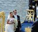 Samedi 19 juin 2010, la princesse héritière Victoria de Suède et le roturier Daniel Westling se sont mariés. Après une cérémonie émouvante en la cathédrale Storkyrkan, à Stockholm, leur cortège a traversé la ville jusqu'au palais royal.