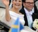 Samedi 19 juin 2010, la princesse héritière Victoria de Suède et le roturier Daniel Westling se sont mariés. Après une cérémonie émouvante en la cathédrale Storkyrkan, à Stockholm, leur cortège a traversé la ville jusqu'au palais royal.