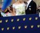 Samedi 19 juin 2010, la princesse héritière Victoria de Suède et le roturier Daniel Westling se sont mariés. Après une cérémonie émouvante en la cathédrale Storkyrkan, à Stockholm, leur cortège a traversé la ville jusqu'au palais royal.