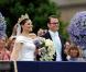 Samedi 19 juin 2010, la princesse héritière Victoria de Suède et le roturier Daniel Westling se sont mariés. Après une cérémonie émouvante en la cathédrale Storkyrkan, à Stockholm, leur cortège a traversé la ville jusqu'au palais royal.
