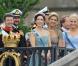 Samedi 19 juin 2010, la princesse héritière Victoria de Suède et le roturier Daniel Westling se sont mariés. Après une cérémonie émouvante en la cathédrale Storkyrkan, à Stockholm, leur cortège a traversé la ville jusqu'au palais royal.