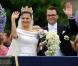 Samedi 19 juin 2010, la princesse héritière Victoria de Suède et le roturier Daniel Westling se sont mariés. Après une cérémonie émouvante en la cathédrale Storkyrkan, à Stockholm, leur cortège a traversé la ville jusqu'au palais royal.