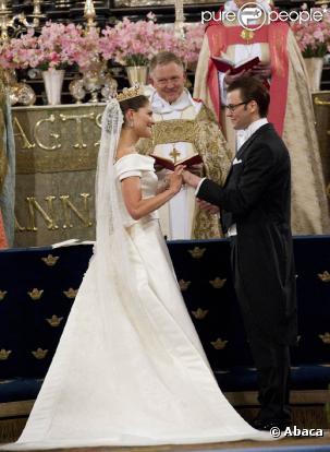 Samedi 19 juin 2010, la princesse héritière Victoria de Suède et le roturier Daniel Westling se sont mariés. Après une cérémonie émouvante en la cathédrale Storkyrkan, à Stockholm, leur cortège a traversé la ville jusqu'au palais royal.