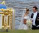 Samedi 19 juin 2010, la princesse héritière Victoria de Suède et le roturier Daniel Westling se sont mariés. Après une cérémonie émouvante en la cathédrale Storkyrkan, à Stockholm, leur cortège a traversé la ville jusqu'au palais royal.