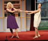La troupe de la pièce Triomphe au Ministère (avec Amanda Lear) se produisait, samedi 19 juin, pour la 300e et dernière fois à Paris avant de partir en tournée à travers la France en octobre.