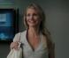 Regardez Cameron Diaz qui n'a pas peur de se frotter à... un énorme frelon !