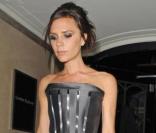 Victoria Beckham se rend au dîner organisé par la créatrice Diane Von Furstenberg à Claridges à Londres le 23 juin 2010