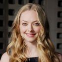 La très belle Amanda Seyfried, plus que sexy que jamais, dans une robe courte et étincelante dévoilant ses jolies courbes...