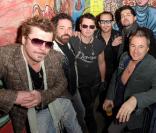 Kirk Pengilly, de INXS, épousera en octobre 2010 à l'ancienne championne du monde de surf Layne Baechley