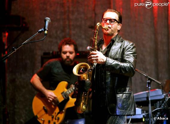 Kirk Pengilly, de INXS, épousera en octobre 2010 à l'ancienne championne du monde de surf Layne Baechley