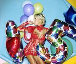De nombreuses stars ont accepté de prendre des poses fun, bariolées, osées et follement gaies devant l'objectif de l'agence Mediaholic, pour célébrer le 15e anniversaire de TÊTU en 2010. Dont Ophélie Winter. 