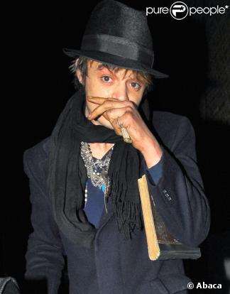 24-03-08 : Pete Doherty arrive chez Amy Winehouse