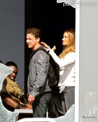 Shia LaBeouf et Rosie Huntington-Whiteley sur le tournage de  Transformers 3 , de Michael Bay, à Los Angeles, le 17 juin 2010.