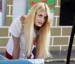 Mischa Barton s'arrête à une station service de Los Angeles le 6 juillet 2010  