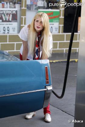 Mischa Barton s'arrête à une station service de Los Angeles le 6 juillet 2010  