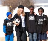 Shakira avec trois jeunes africaines à Johannesburg dans le cadre de la campagne 1BUT, l'éducation pour tous, le 8 juillet 2010 