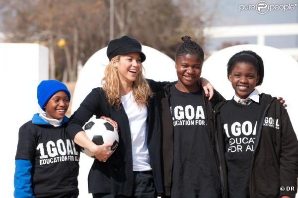 Shakira avec trois jeunes africaines à Johannesburg dans le cadre de la campagne 1BUT, l'éducation pour tous, le 8 juillet 2010 