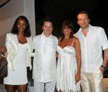 Daniela (la femme de Samuel Le Bihan), Christophe Leroy, son épouse Fabienne et Samuel Le Bihan lors de la soirée blanche aux Moulins de Ramatuelle le 4 juillet 2010