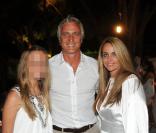 David Ginola, sa femme et sa fille lors de la soirée blanche aux Moulins de Ramatuelle le 4 juillet 2010