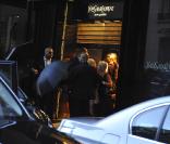 Paris Hilton faisant du shopping chez Yves Saint Laurent à Paris le 13 juilllet 2010