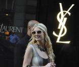 Paris Hilton faisant du shopping chez Yves Saint Laurent à Paris le 13 juilllet 2010