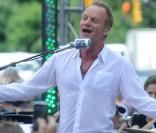 Sting, au coeur du volet nord-américain de sa tournée  Symphonicities , présentait son concept lors du  Early Show  de CBS le 15 juillet. Il a notamment interprété  Englishman in New York . 