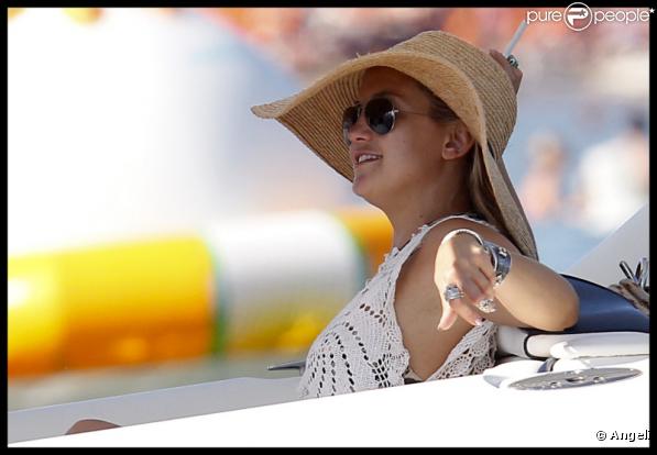 Kate Hudson en vacances à Saint-Tropez à la plage de la Voile Rouge le 18 juillet 2010