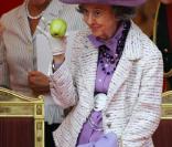 Le 21 juillet 2009, la reine Fabiola provoquait l'auteur de menaces de mort à son encontre... Pour les célébrations de la Fête nationale belge 2010, ses services de sécurité lui ont demandé de faire profil bas.
