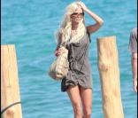 Victoria Silvstedt à Saint-Tropez, poursuit son défilé sexy sous le soleil. 20/07/2010