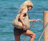 Victoria Silvstedt à Saint-Tropez, poursuit son défilé sexy sous le soleil. 20/07/2010