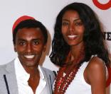 Marcus Samuelsson et sa compagne lors de l'inauguration de la boutique Target à l'Est de Harlem le 20 juillet 2010 à New York