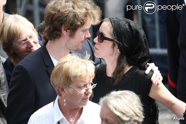 Sara et Gaël, ses enfants à la sortie de l'église Saint-Eustache pour l'enterrement de Bernard Giraudeau le 23 juillet 2010