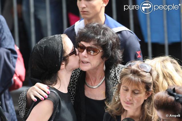 Sara embrasse sa maman Anny Duperey à la sortie de l'église Saint-Eustache pour l'enterrement de Bernard Giraudeau le 23 juillet 2010