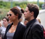 A l\'enterrement de Bernard Giraudeau, Davy Sardou et Noémie Elbaz à la sortie de l\'église Saint-Eustache le 23 juillet à Paris