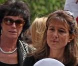 A l\'enterrement de Bernard Giraudeau, les deux femmes de sa vie, Anny Duperey et Tohra, réunies dans la douleur à la sortie de l\'église Saint-Eustache le 23 juillet à Paris