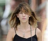 Alexa Chung pendant une balade matinale à New York, en mode 100% naturelle !