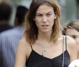 Alexa Chung pendant une balade matinale à New York, en mode 100% naturelle !