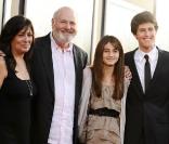 Rob Reiner en famille, à l'occasion de l'avant-première de  Flipped , qui s'est tenue au Cinerama Drome de Los Angeles, le 26 juillet 2010.
