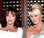 Joan Collins et Ivana Trump lors de la soirée Monica Baccardi à l'Hôtel Byblos à Saint-Tropez le 27 juillet 2010