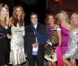 Tony Murray, Monica Baccardi et des amis lors de la soirée Monica Baccardi à l'Hôtel Byblos à Saint-Tropez le 27 juillet 2010