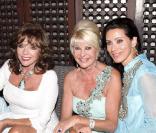 Joan Collins, sa nièce Angela et Ivana Trump lors de la soirée Monica Baccardi à l'Hôtel Byblos à Saint-Tropez le 27 juillet 2010