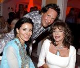 Joan Collins, son mari Percy Gibson et sa nièce Angela lors de la soirée Monica Baccardi à l'Hôtel Byblos à Saint-Tropez le 27 juillet 2010