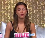 Julie affiche une cicatrice sur l'épaule droite (quotidienne du 29 juillet 2010)