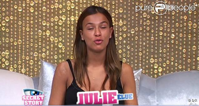 Julie affiche une cicatrice sur l'épaule droite (quotidienne du 29 juillet 2010)
